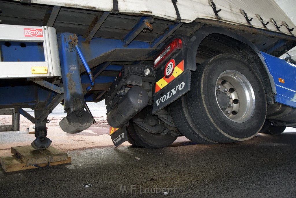 LKW blieb unter Bruecke haengen Koeln Ehrenfeld Innere Kanalstr Hornstr P091.JPG - Miklos Laubert